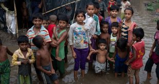 Niños rohingyás en su campamento inundado en Bangladesh.