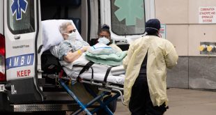 Un paciente llega al hospital Mount Sinai de Nueva York.