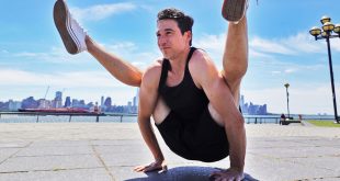 Jon Witt, maestro de yoga en Nueva York, practica una pose en Jersey City.