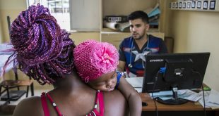 El médico venezolano Samuel Suárez cuida de la población local en Ecuador