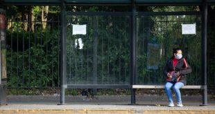 Una mujer espera el autobús en Buenos Aires, Argentina