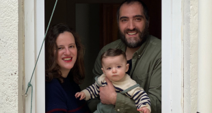 León, de 7 meses, y sus padres ven desde su casa el espectáculo de marionetas que hacen sus vecinos en Madrid, España