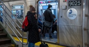 En el metro de la ciudad de Nueva York, la gente lleva máscaras como medida preventiva contra el coronavirus.