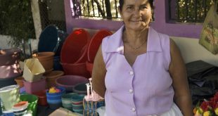 La dueña de esta tienda de artícuols para el hogar en Valle, Honduras, comenzó su negocio con la ayuda de microcréditos.