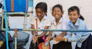 Estas niñas se lavan las manos en las instalaciones de su escuela en Camboya.