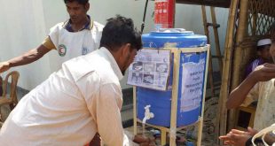 Los refugiados rohingya se lavan las manos en un asenamiento de Bazar Cox, en Bangladesh. La instalación ayuda a combatir la propagación del coronavirs COVID-19.