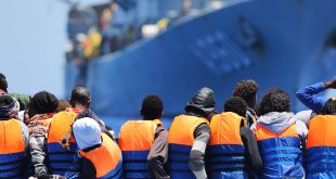 Migrantes cruzando el Mediterráneo son rescatados por un buque belga.