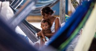 Una madre cuida de su bebé dentro de un gimnasio que se ha convertido en un asentamiento de refugiados en Pintolandia, en el Estado brasileño de Roraima, fronterizo con Venezuela.