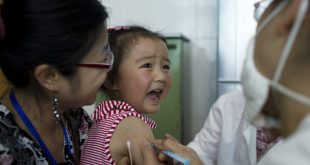 Una niña llora al ser vacunada contra la hepatitis A, en Chengdu, capital de la provincia china de Sichuan.