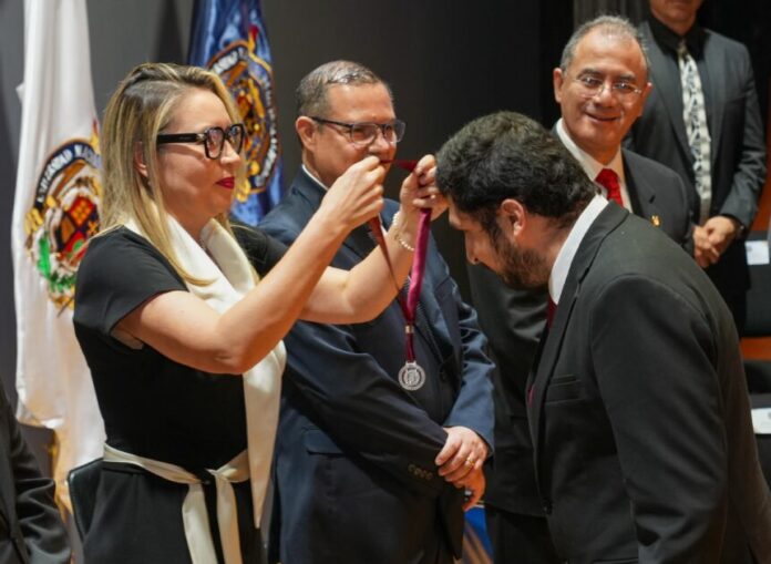 Yarabí Ávila entrega la Medalla “Dr. Ignacio Chávez Sánchez”; insta a nicolaitas a generar conocimiento en beneficio de las comunidades