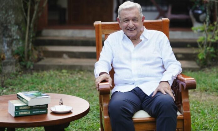 AMLO-libro-Grandeza-920x554
