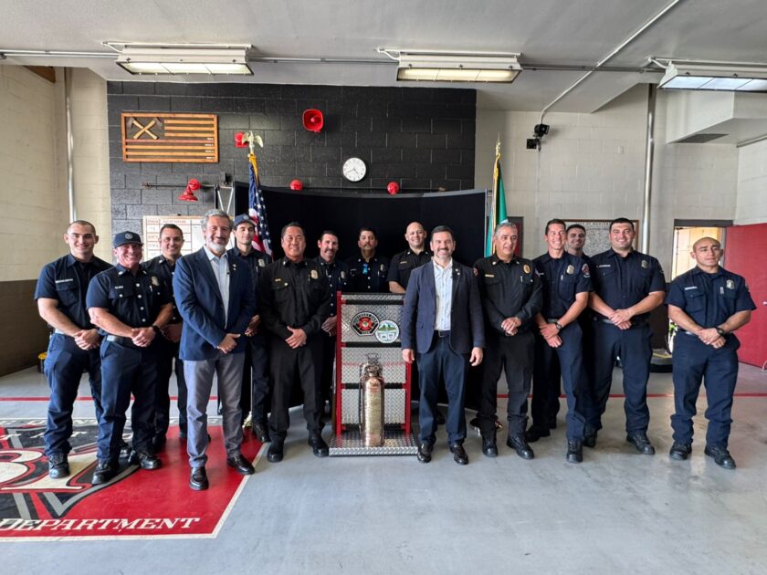 Yankel Benítez recibe donación de equipamiento para bomberos de Morelia