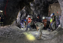 Localizan con vida a segundo minero atrapado en mina de Sinaloa