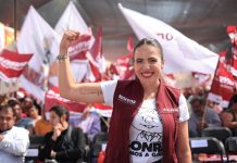 Giulianna Bugarini muestra músculo en la Plaza del Caballito