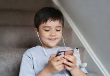 En la CDMX prohiben uso de celulares en escuelas