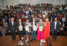 A estar informados e incidir en la generación de políticas públicas en. favor de México, llama el periodista Fernando Coca a estudiantes de la UMSNH