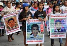 Padres de Ayotzinapa acusan intento de “difamar y atacar”, tras encontrarles explosivos en los autobuses