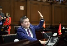 Vicente Gómez propone legislar sobre la violencia digital