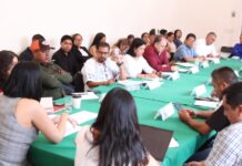 Eréndira Isauro y Conrado Paz, de la Comisión de Derechos Indígenas y Afroamexicanos, se reúnen con integrantes de comunidades del estado