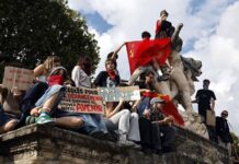 Decenas de miles de estudiantes vuelven a protestar en Francia en una jornada con disturbios en París y Nantes
