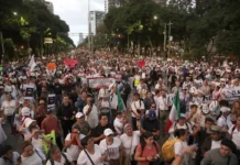Trabajadores del IMSS marchan en rechazo a propuesta salarial en víspera de consulta sindical